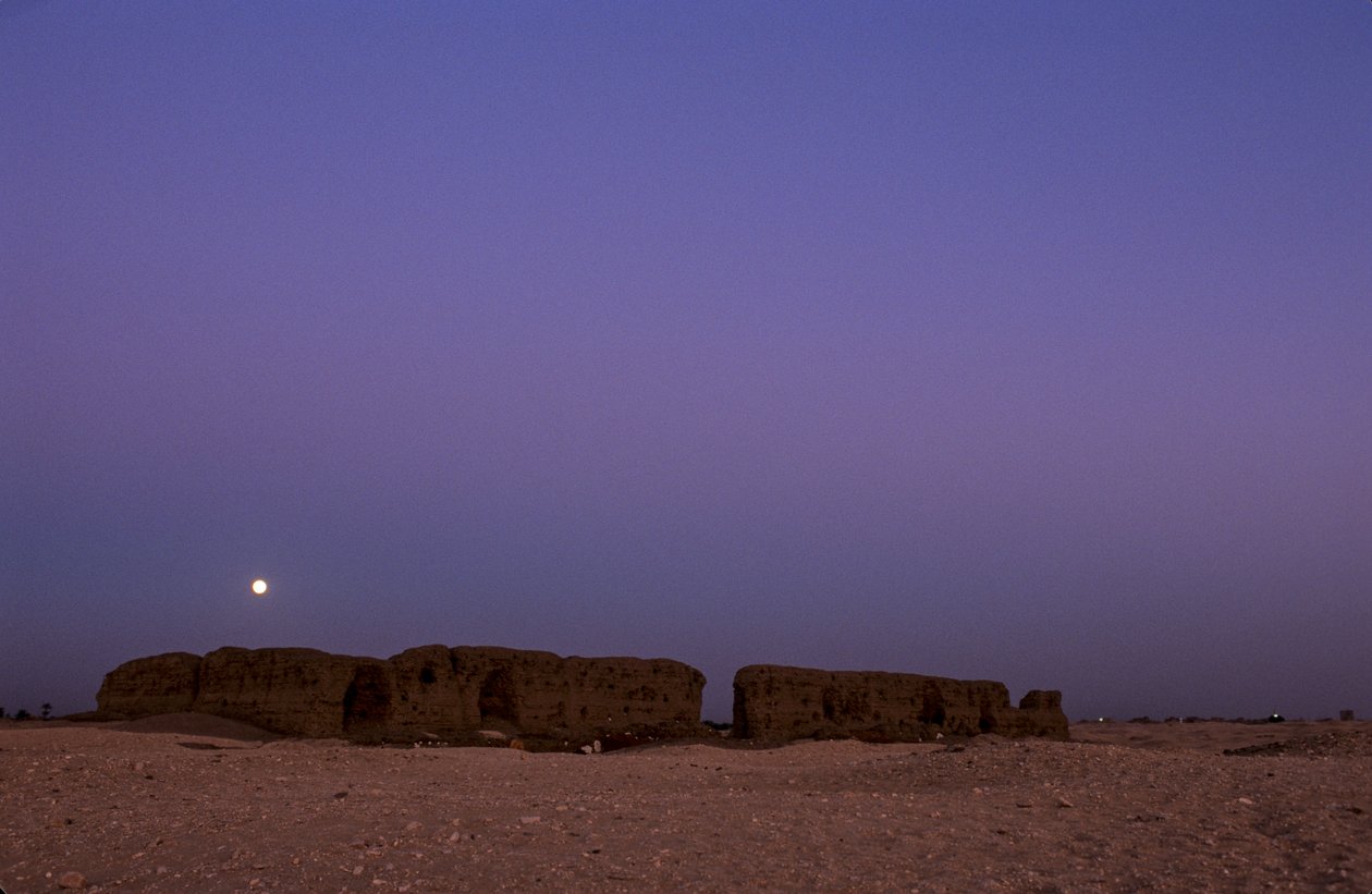 Měsíc v úplňku nad Šunetem Chasechemuy, Abydos, Egypt, 2005 (foto) od Kenneth Garrett