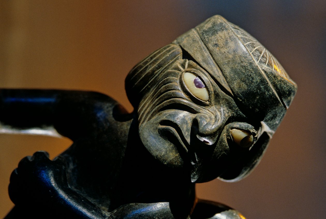 Huaca Dos Cabezas-Jecetepeque; Moche; pohřby, Mužská postava připevněná ke keramické láhvi od Kenneth Garrett