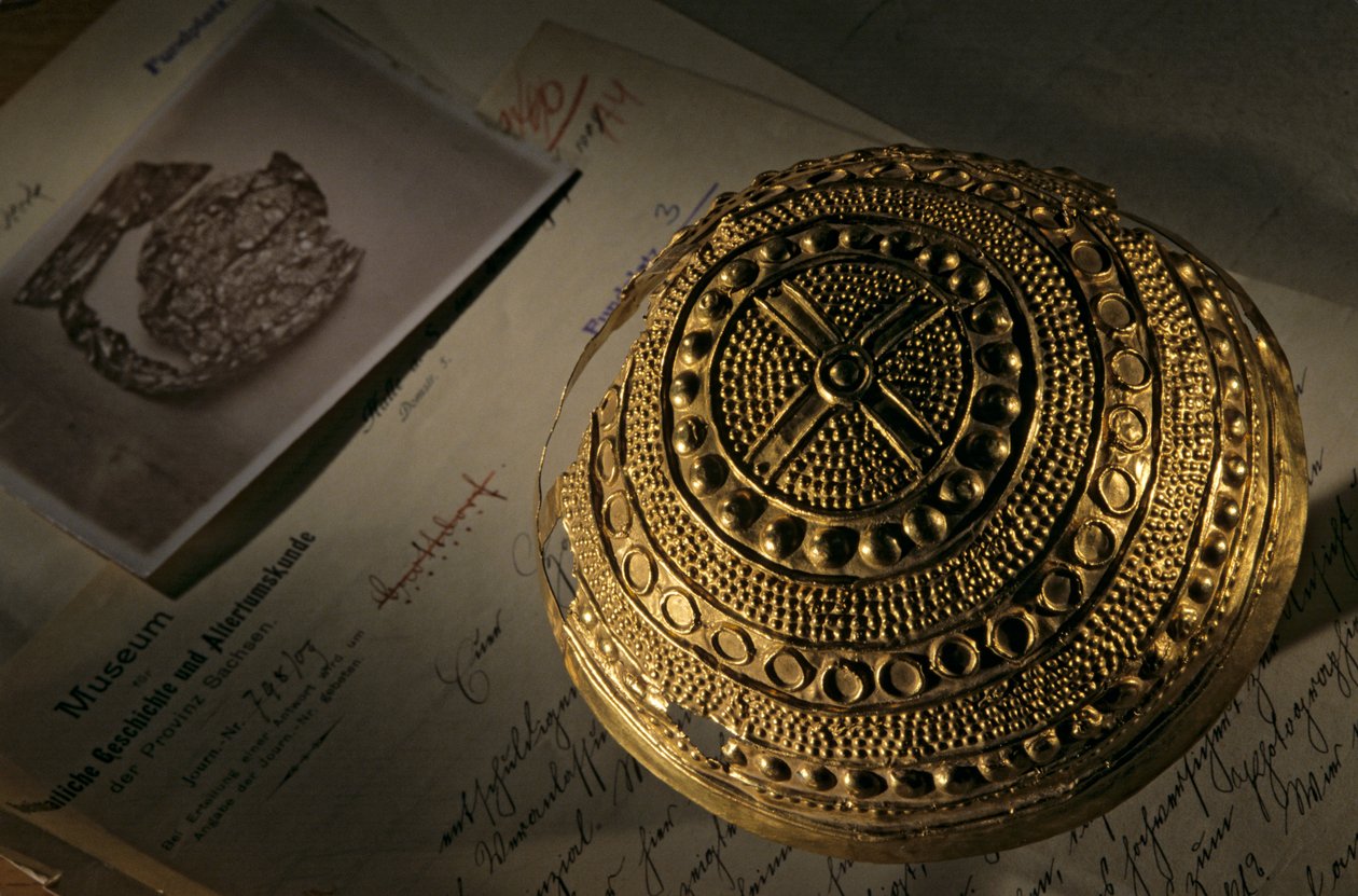 Krottdorfský zlatý klobouk, nebeský disk; doba bronzová; starověké kultury; Německo, 2004 (foto) od Kenneth Garrett