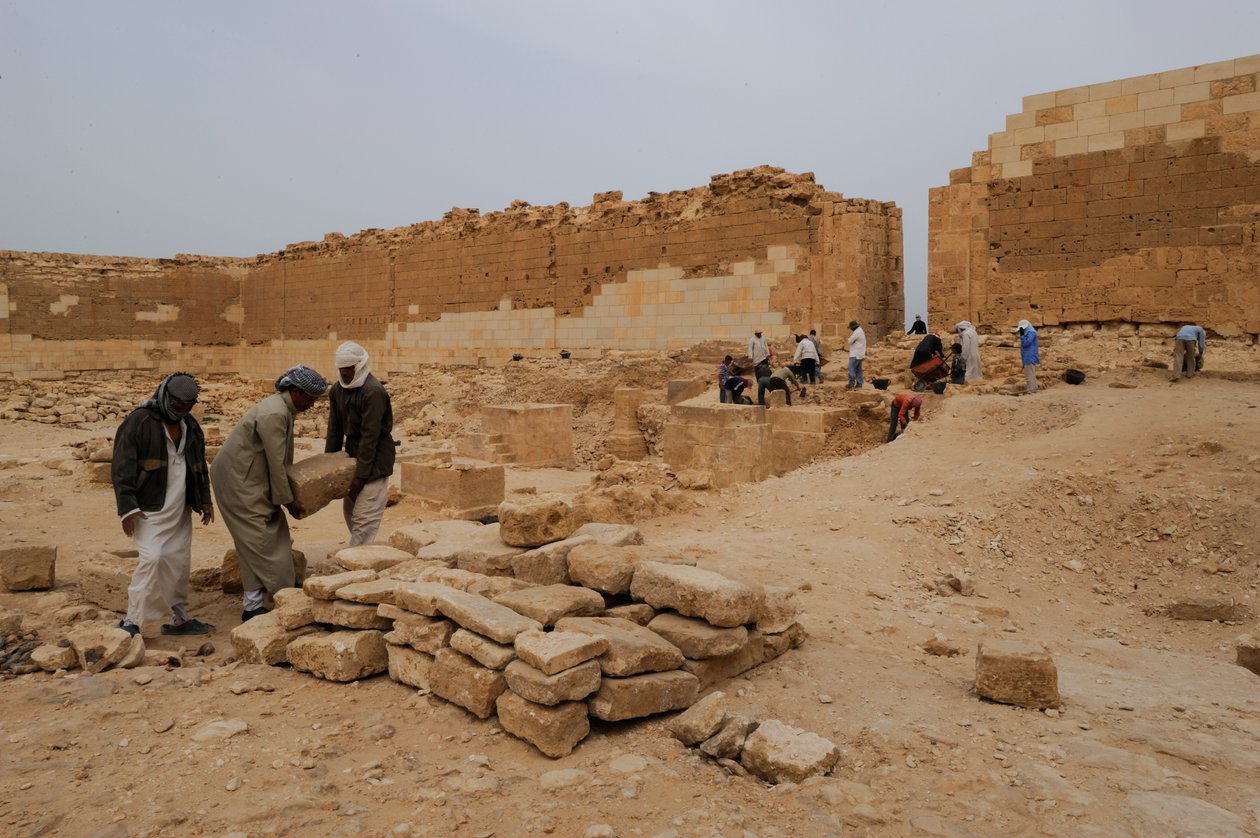 Last Pharaohs MM7836, Egypt, Taposiris Magna, Temple, Kathleen Martinez, Osiris, Isi..., 2011 (foto) od Kenneth Garrett