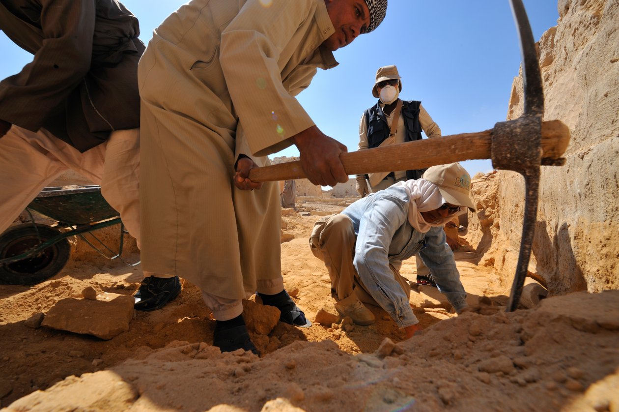 Last Pharaohs MM7836, Egypt, Taposiris Magna, Temple, Kathleen Martinez, Osiris, Isi..., 2011 (foto) od Kenneth Garrett