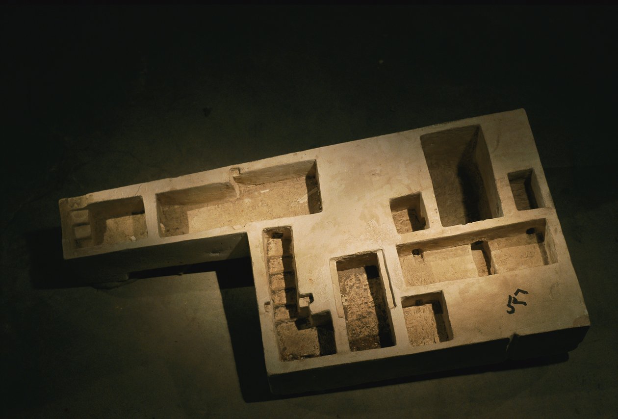 Vápencový model královské hrobky, Střední říše, 2002 (foto) od Kenneth Garrett