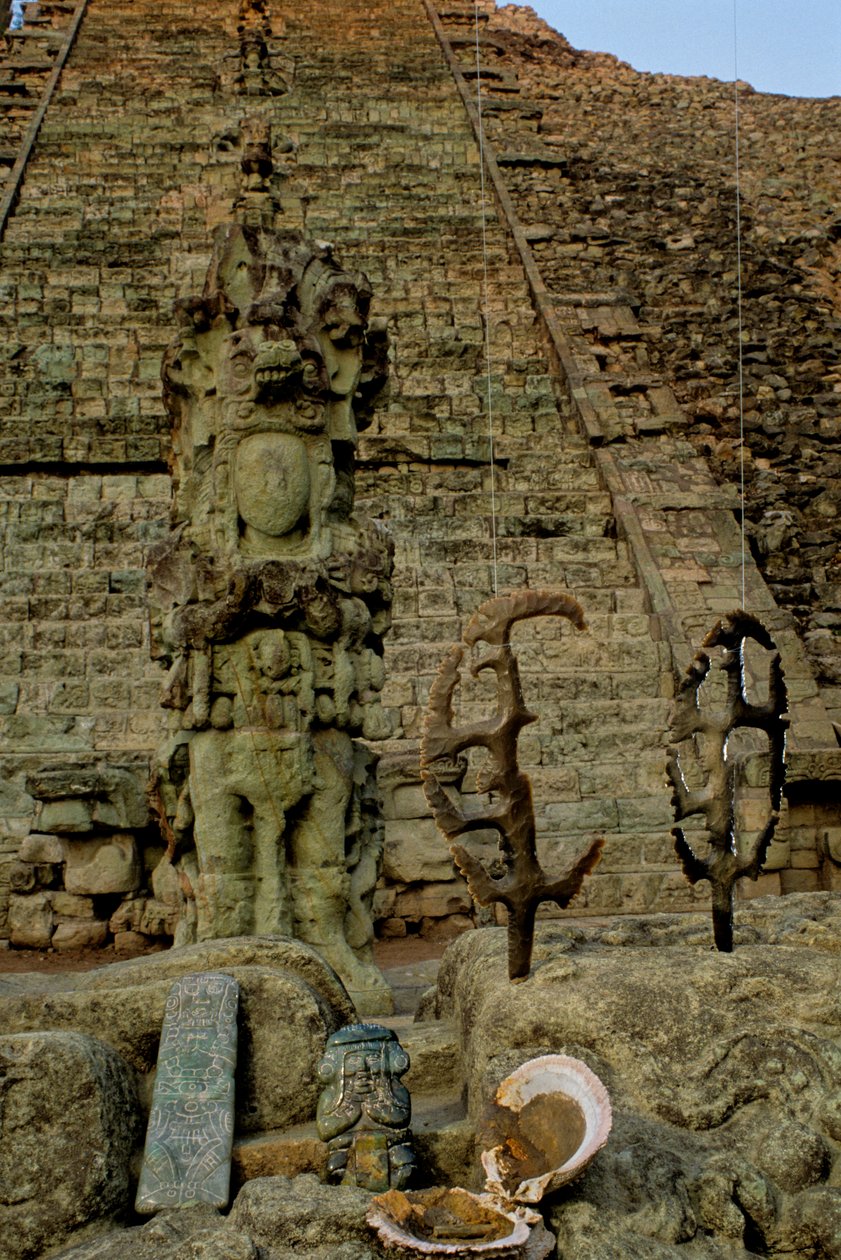 Mayové; Copan; Honduras; Temple 26, Heiroglyphic Staircase, Flints, David Stuart found offering... od Kenneth Garrett