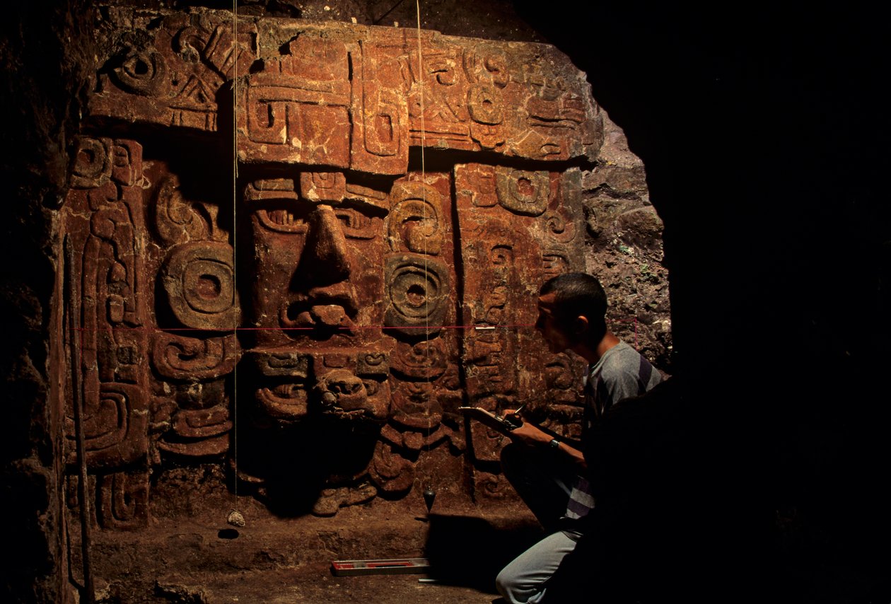 Mayové; Copan; Honduras; archeologie; klasické období; hrobka, Robert Sharer, vykopávky,... od Kenneth Garrett
