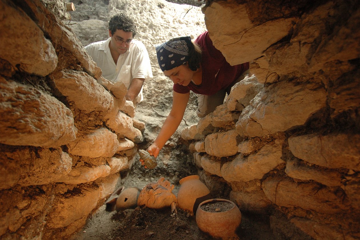 Mayové; mayské nástěnné malby; San Bartolo; Guatemala; Dr. Bill Saturno, 2002 (foto) od Kenneth Garrett