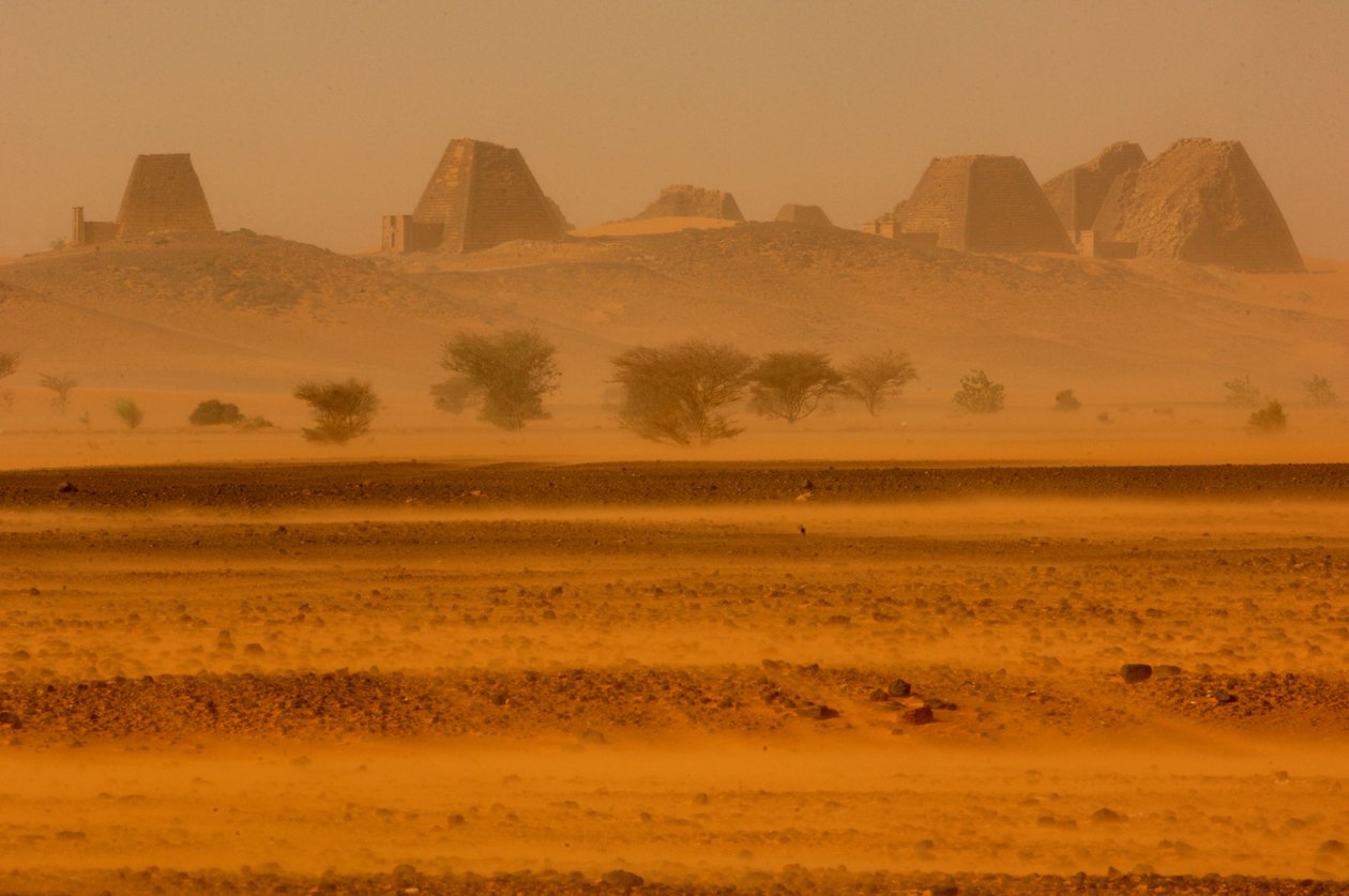 Meroe Pyramids, Begarawiya Pyramids, Sudan; Nubia; Black Pharaohs; Third Intermediate..., 2007 (foto) od Kenneth Garrett