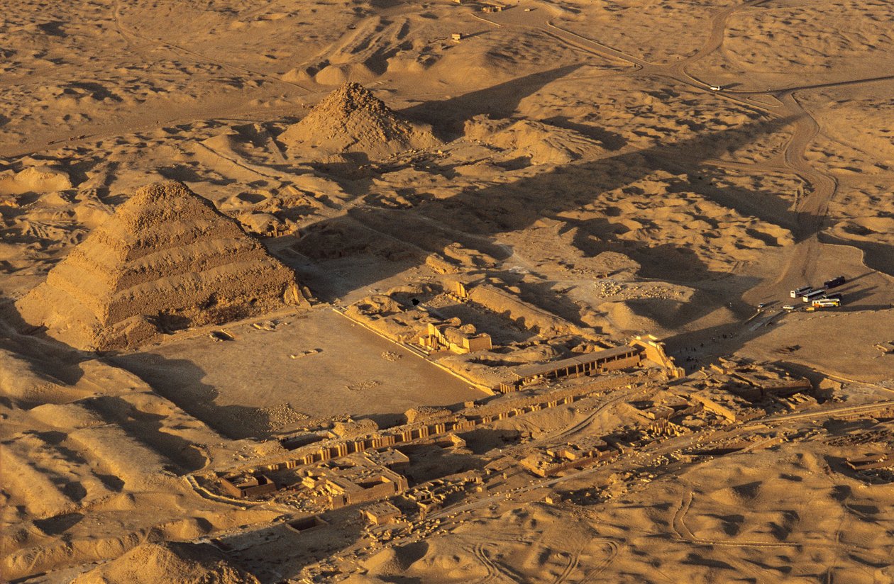 Stará říše; Džoserova stupňovitá pyramida; letecký snímek; Sakkára; Egypt od Kenneth Garrett