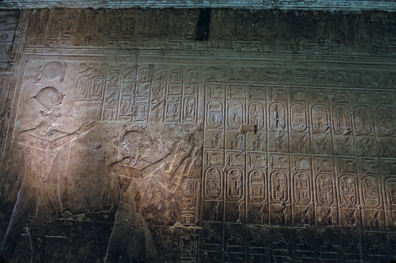 Nejstarší známý královský seznam, chrám Setiho I. v Abydosu, Seti I. stojí za Beranem..., 2005 (foto) od Kenneth Garrett