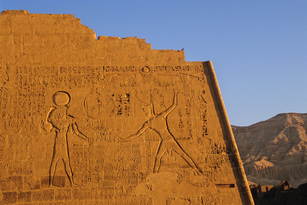 Ramses III. bije nepřátele, hlavní chrám, pylon, Medinet Habu, Nová říše, Egypt, scénický od Kenneth Garrett