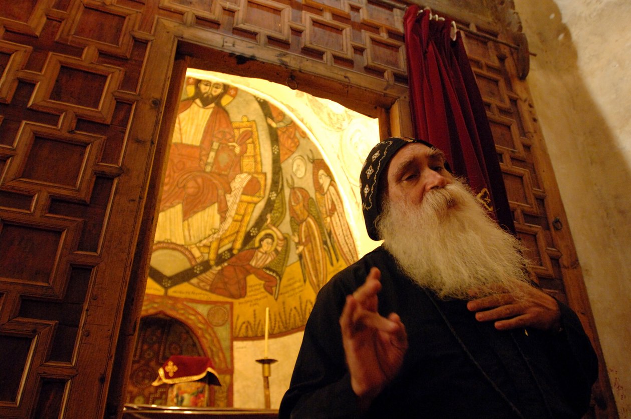 Klášter svatého Antonína, otec Ruwais, koptský mnich, Egypt, Jidášovo evangelium; Kodex..., 2006 (foto) od Kenneth Garrett