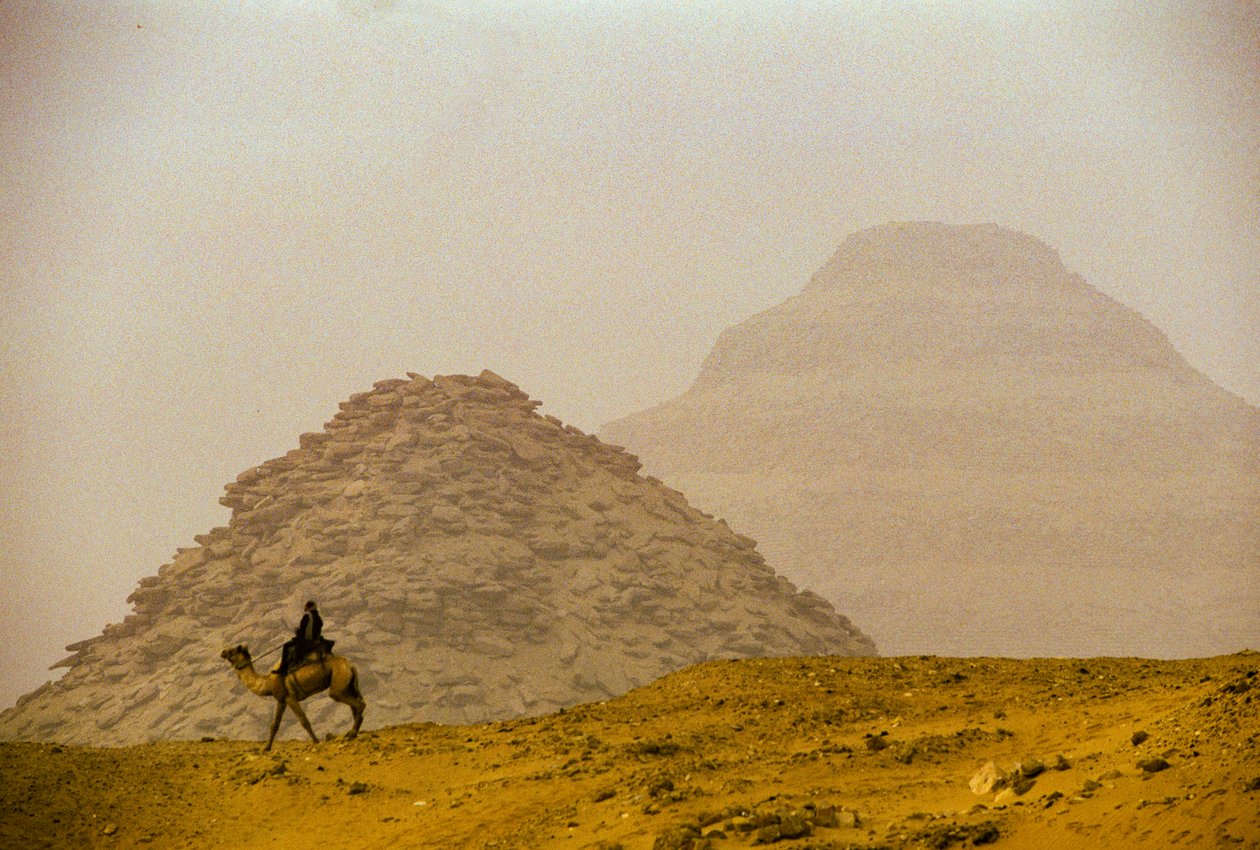 Sakkára; Tetiho pyramida; 6. dynastie; Džoserova pyramida (v pozadí); Egypt od Kenneth Garrett