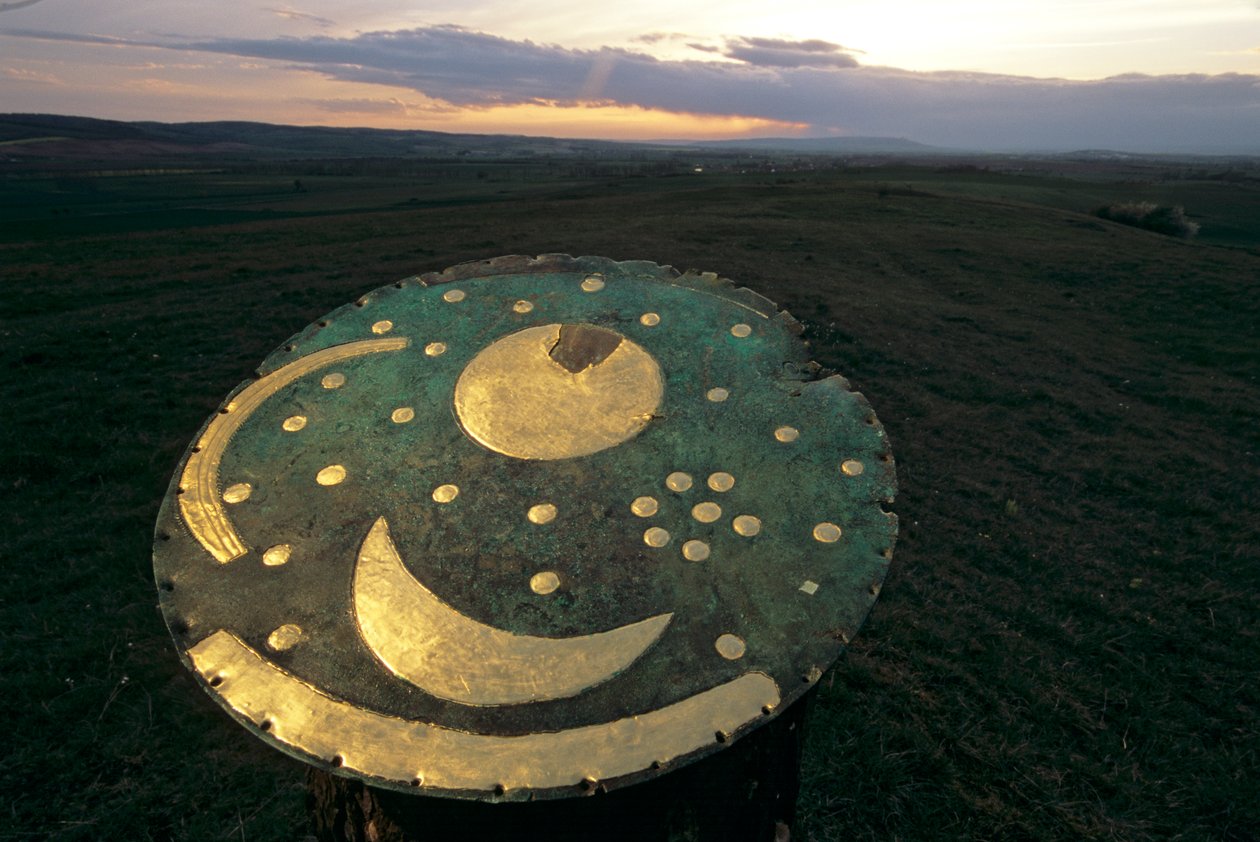 Nebeský disk orientovaný na sledování letního a zimního slunovratu pomocí vzdálených orientačních bodů, d..., 2004 (foto) od Kenneth Garrett