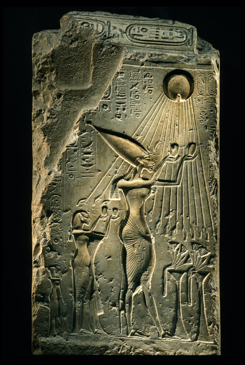 Stéla zobrazující Achnatona, Nefertiti a dceru s rukama vztyčenýma k bohu Atonovi, Amarna..., 2009 (foto) od Kenneth Garrett