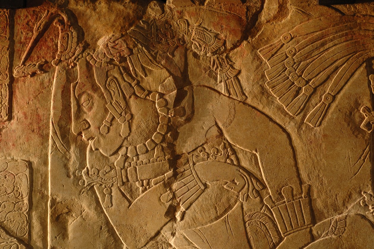 Trůnní lavice Chrámu 19, Palenque, Mexiko, řezba Akhal Mo Nab, 2005 (foto) od Kenneth Garrett