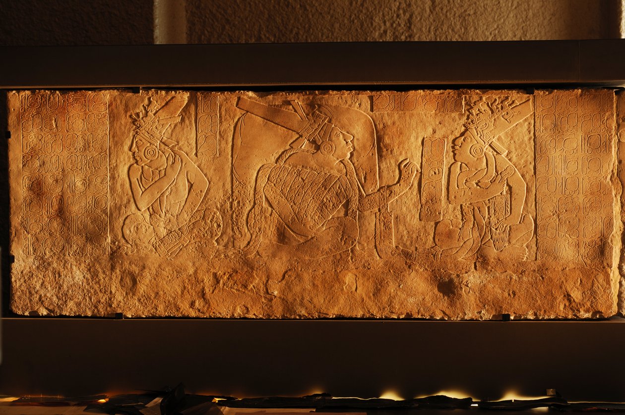 Trůnní lavice Chrámu 19, Palenque, Mexiko, řezba Akhal Mo Nab, 2005 (foto) od Kenneth Garrett