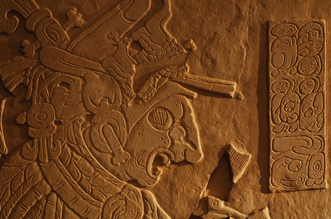 Chrám 21, trůnní lavice, řezba krále Achala Mo Naba, Palenque, Mexiko, 2005 (foto) od Kenneth Garrett