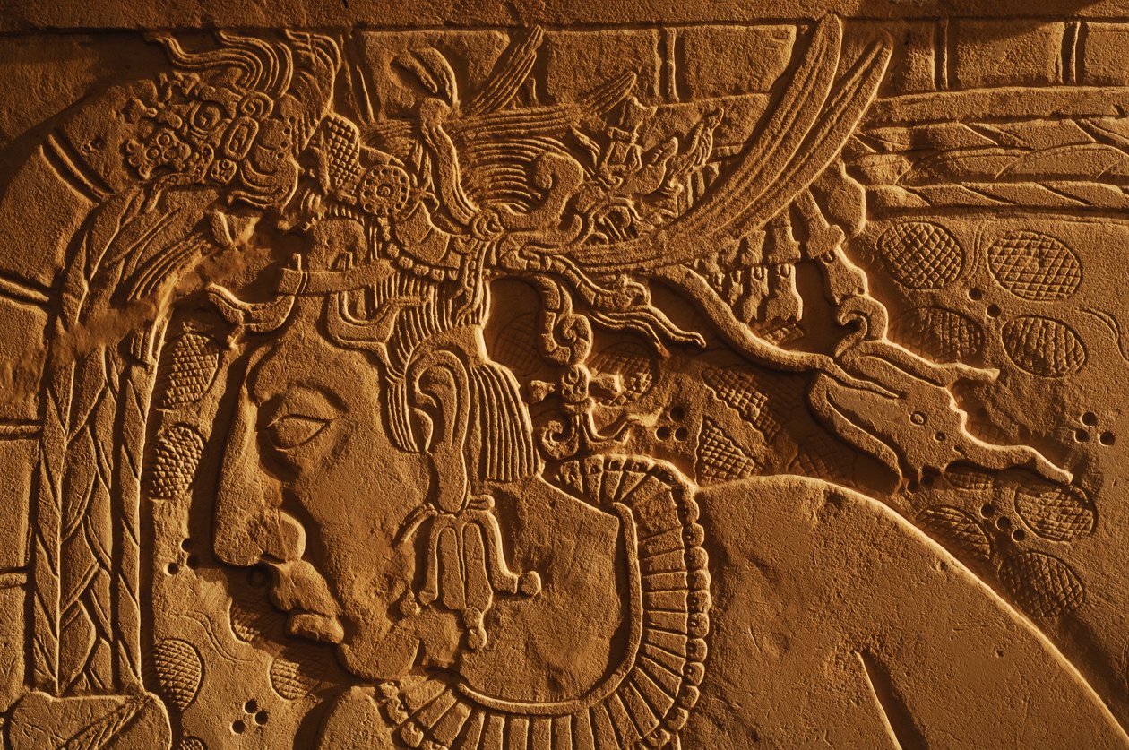 Chrám 21, trůnní lavice, řezba krále Achala Mo Naba, Palenque, Mexiko, 2005 (foto) od Kenneth Garrett