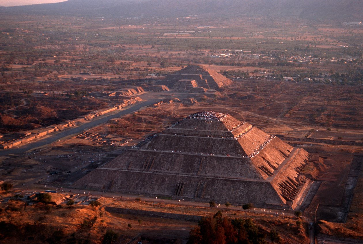 Teotihuacan; Pyramida Měsíce; Pyramidy; Mezoamerika; Mexiko; Starověké kultury-Th..., 2005 (foto) od Kenneth Garrett