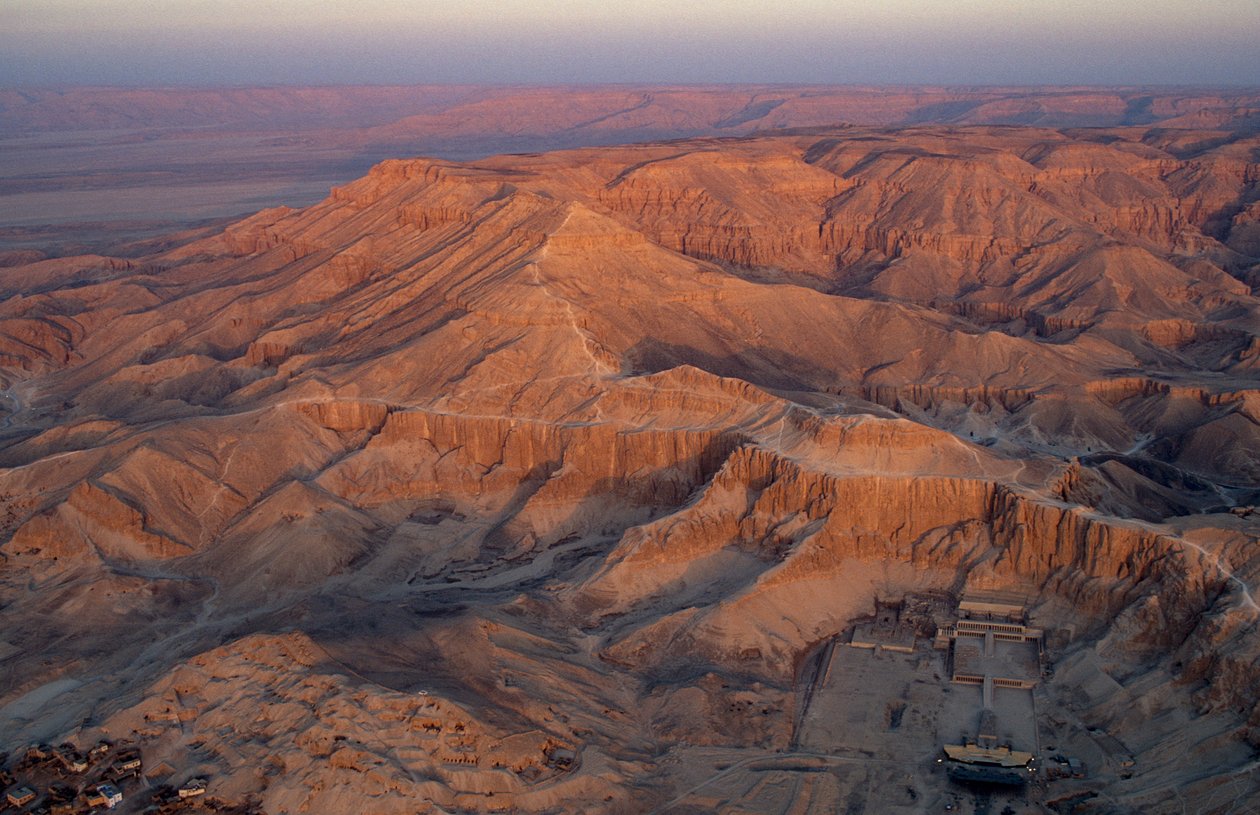 Údolí králů; Egypt; Korna; Deir el-Medina, Hatšepsut, Nová říše od Kenneth Garrett