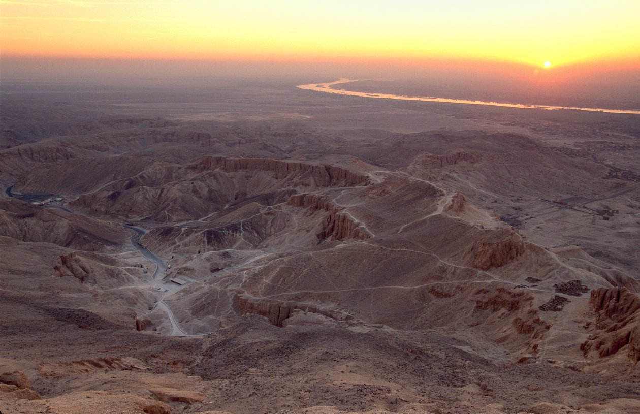 Pohled z vrcholu Korny při východu slunce; Egypt; Údolí králů; od Kenneth Garrett