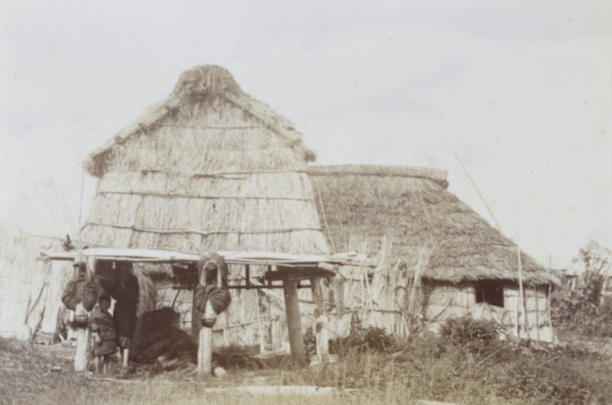 Ainu Storehouse with Ainu Children, cca 1890 (želatinový stříbrný tisk) od Kenzô Tamoto