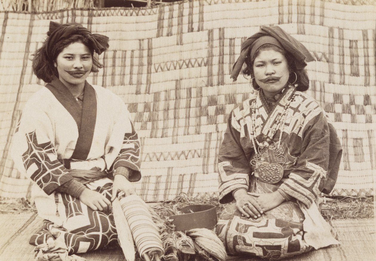 Ainu Women, cca 1890 (želatinový stříbrný potisk) od Kenzô Tamoto