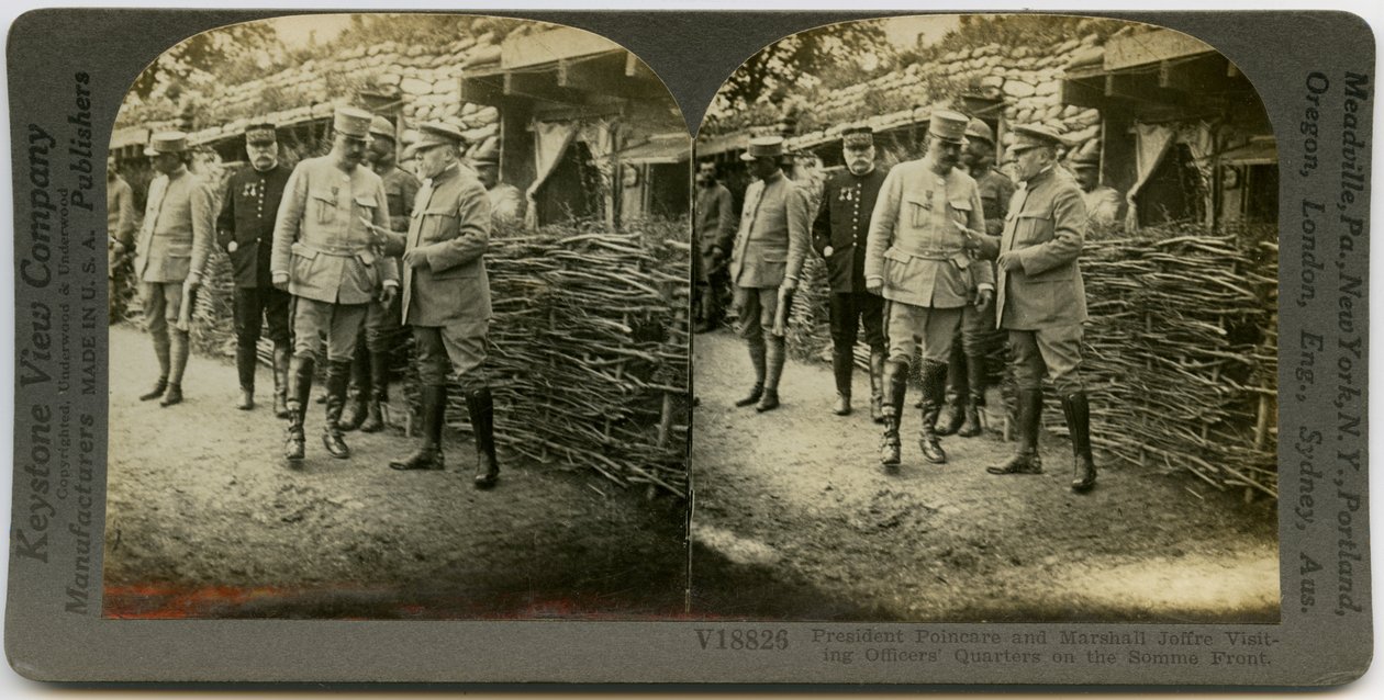 Horizontální, sépiová stereokarta zobrazující setkání francouzského prezidenta Raymonda Poincare a Marshalla Josepha Joffra s uniformovanými důstojníky od Keystone View Company
