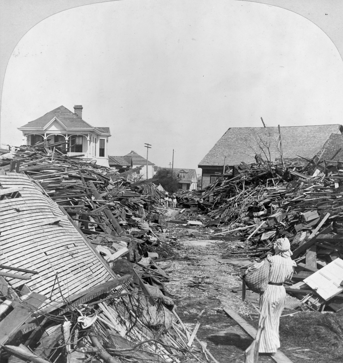 Průchod skrz trosky, sever na 19. ulici, Galveston od Keystone View Company