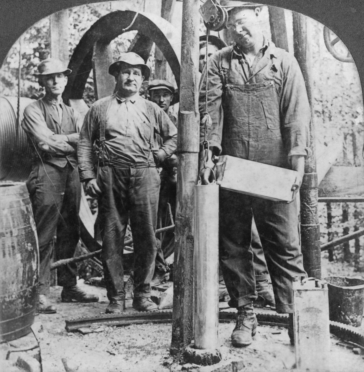 Plnění skořápky nitroglycerinem, ropné pole v Pensylvánii, USA, počátek 20. století od Keystone View Company