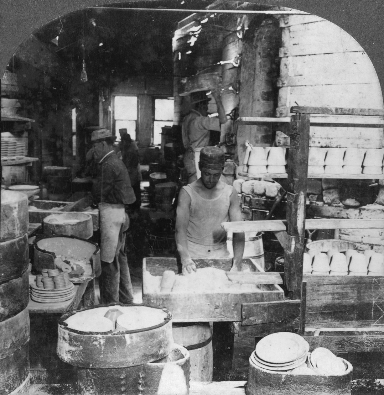Vypalování nádobí v Noted Pottery Centre, Trenton, New Jersey, USA, počátek 20. století od Keystone View Company