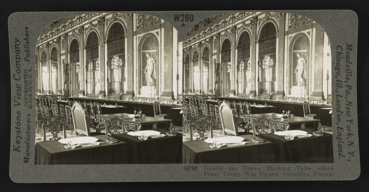 Galerie des Glaces, ukazuje stůl, kde byla podepsána mírová smlouva, Versailles od Keystone View Company