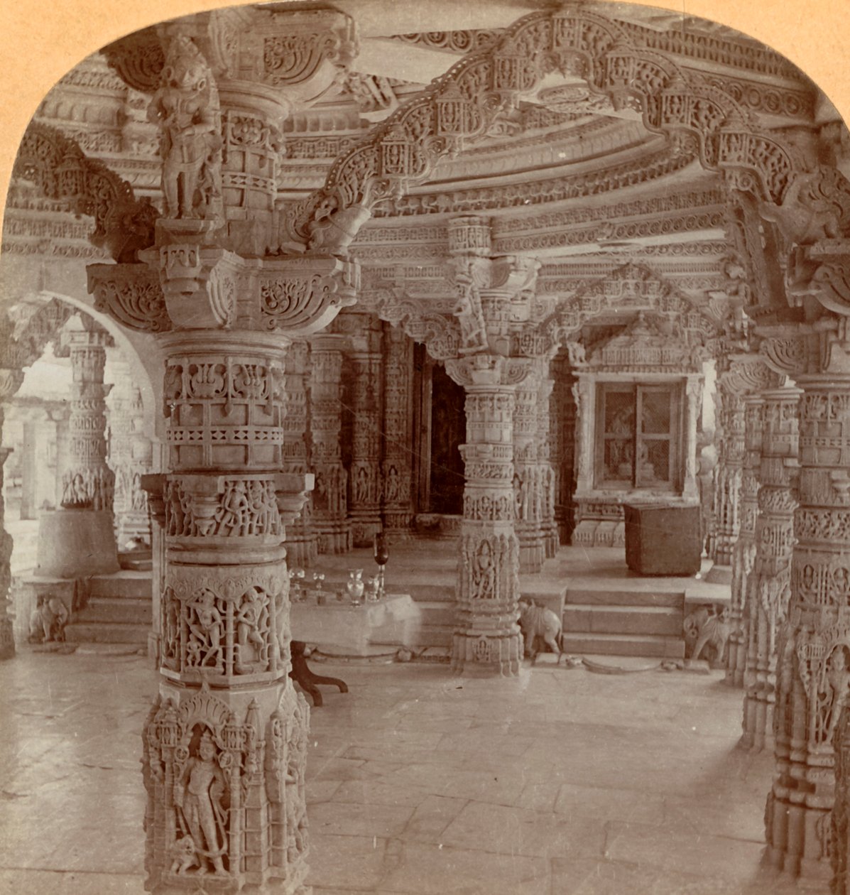 Interiér, Dilwara Temple, Mount Abu, Indie, 1901. od Keystone View Company