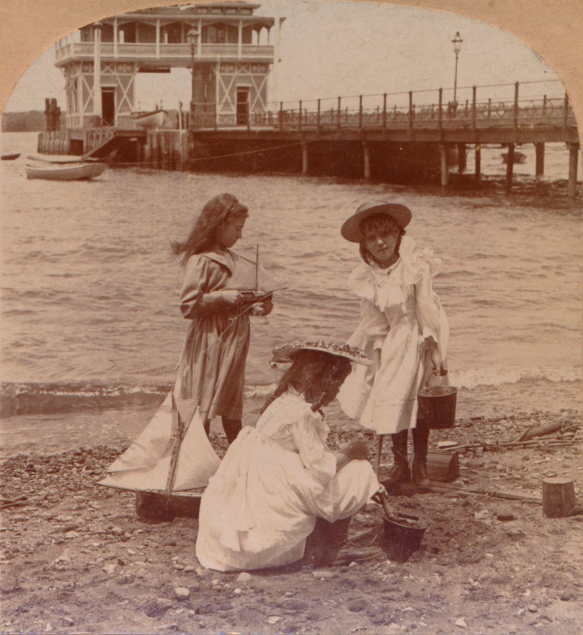Hraní na pláži c1900 od Keystone View Company