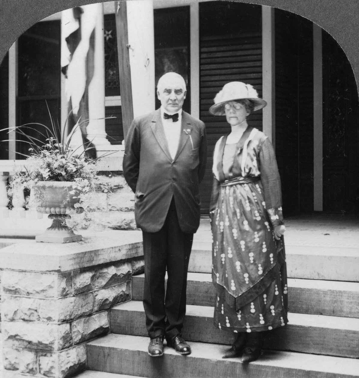 Prezident a paní Hardingovi v jejich domě, Marion, Illinois, USA, c1921-c1923 od Keystone View Company