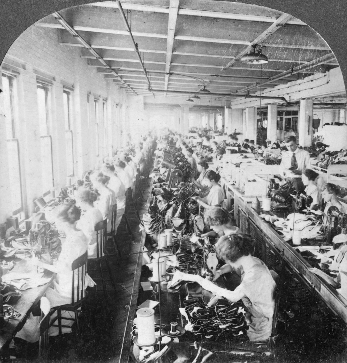 Šicí místnost ve velké továrně na boty, Syrakusy, New York, USA, začátek 20. století od Keystone View Company