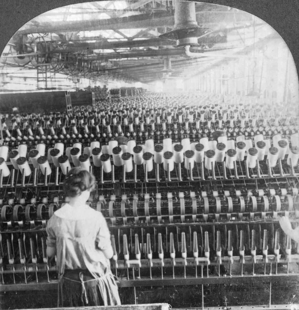 Spinning room, Philadelphia, Pennsylvania, USA, konec 19. nebo začátek 20. století od Keystone View Company
