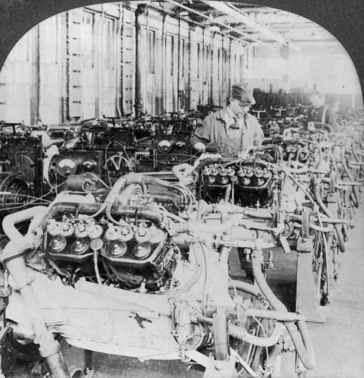 Testování motorů v automobilové továrně, Detroit, Michigan, USA, 20. století od Keystone View Company