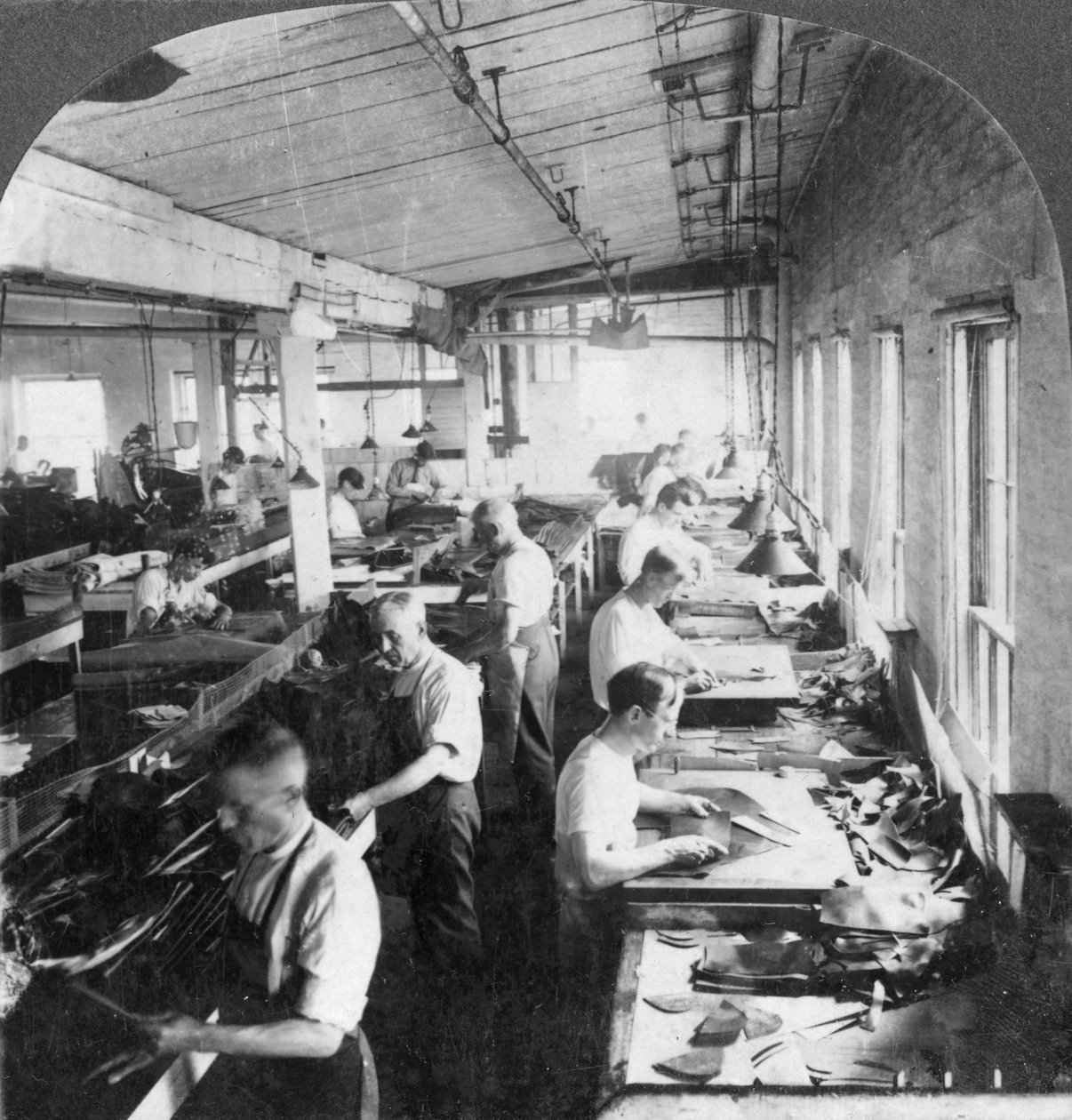 Dělníci řezání kůže na boty v továrně, Lynn, Massachusetts, USA, 20. století od Keystone View Company
