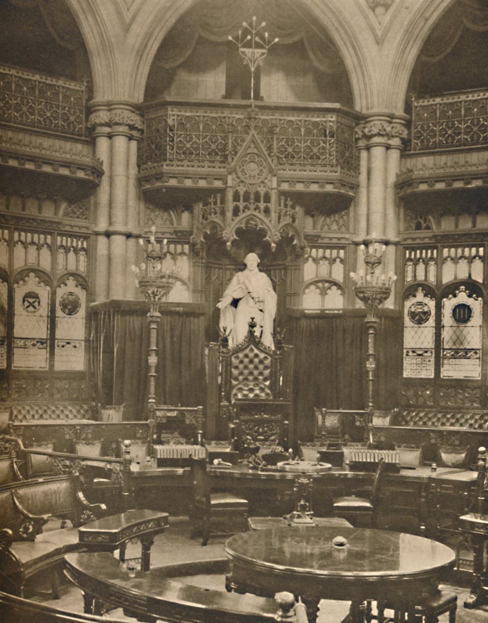 „Jiří III. Předsedá v sále Společné rady v Guildhall