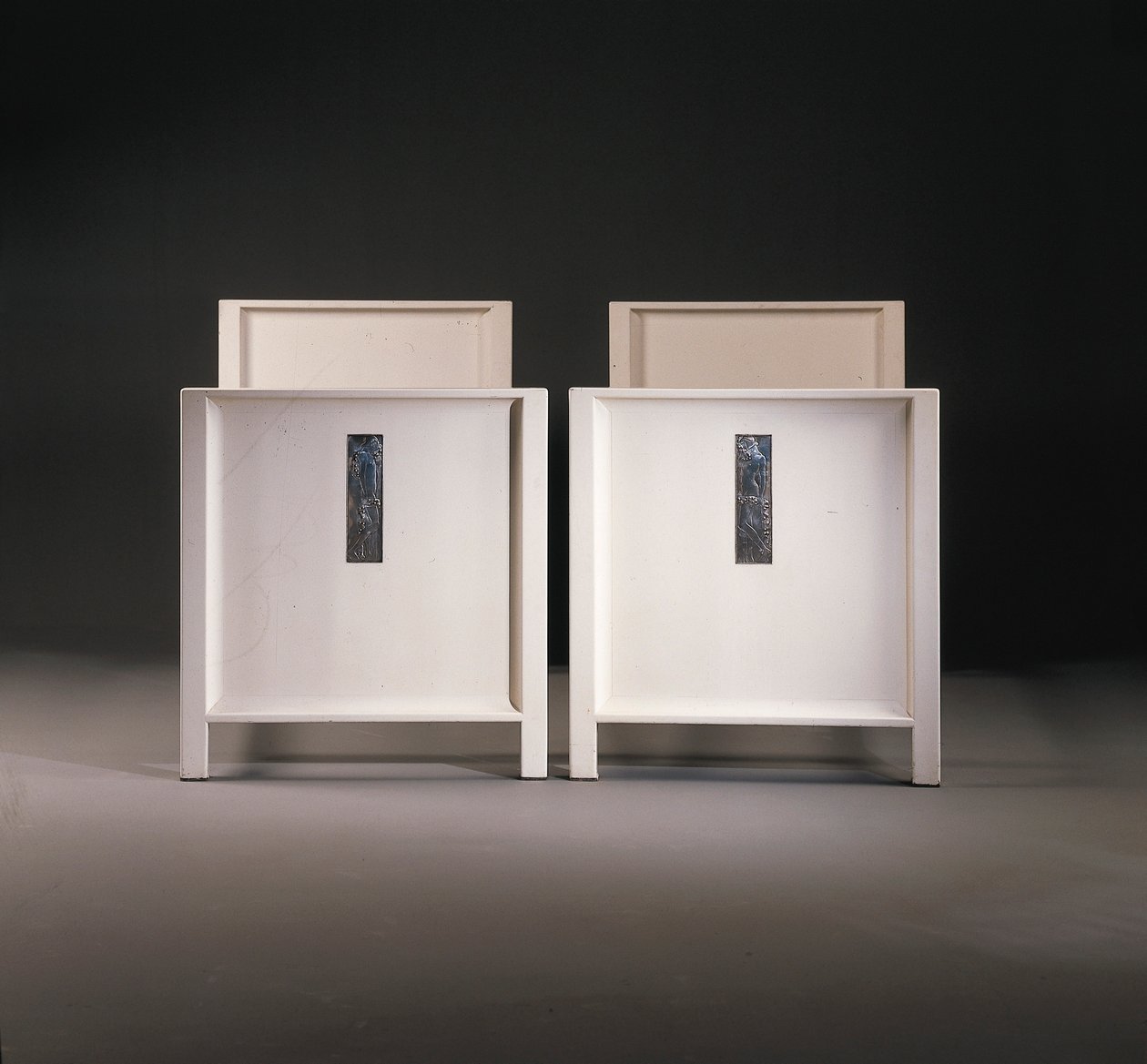 Pár jednolůžkových postelí Wiener Werkstatte, cca 1904 (lakované dřevo) od Koloman Moser