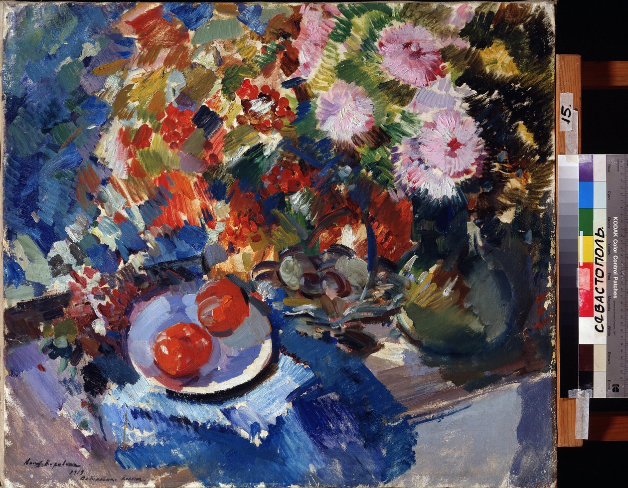 Astry a rajčata (Asters and Tomatoes). Zátiší, s velkou kyticí květin a talíř se dvěma rajčaty, umístěné na stole. Obraz Konstantina Alexejeviče Korovina (Constantin Korovin) (1861-1939), olej na plátně od Konstantin Alekseevich Korovin