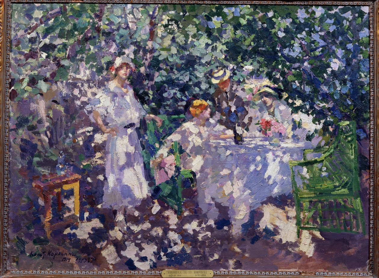 V zahradě (In the Garden). Stůl položený v háji, v létě tři mladé ženy a muž, sedící ve slaměných kloboucích, využívají stínu. Obraz Konstantina Alexejeviče Korovina (Constantin Korovin) (1861-1939), olej od Konstantin Alekseevich Korovin