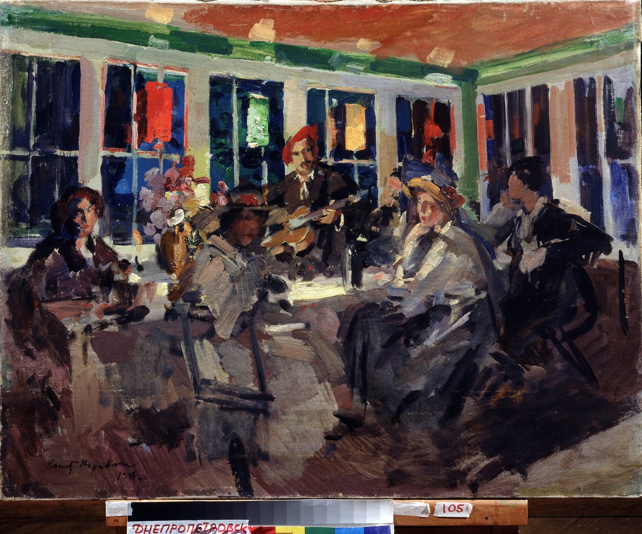 V kavárně (In a Cafe). Ženy sedící u arkýřového okna, osvětleného barevnými lucernami, doprovázené kytaristou. Obraz Konstantina Alexejeviče Korovina (Constantin Korovin) (1861-1939), olej na plátně od Konstantin Alekseevich Korovin