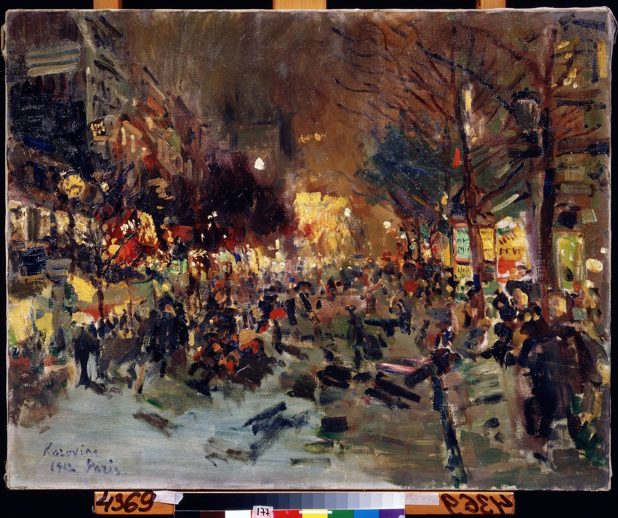 Grand Boulevard v Paříži (Boulevard v Paříži). Pohled na rušnou ulici ve večerních hodinách. Vpravo můžete vidět Morrisovy sloupy. Obraz Konstantina Alexejeviče Korovina (Constantin Korovin) (1861-1939), olej na plátně od Konstantin Alekseevich Korovin