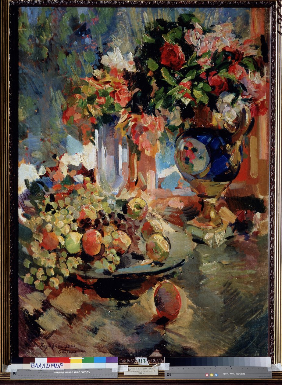 Zátiší s modrou vázou. Na stole miska plná ovoce (hrozny a jablka) se dvěma kyticemi květin. Obraz Konstantina Alexejeviče Korovina (Constantin Korovin) (1861-1939), olej na plátně od Konstantin Alekseevich Korovin