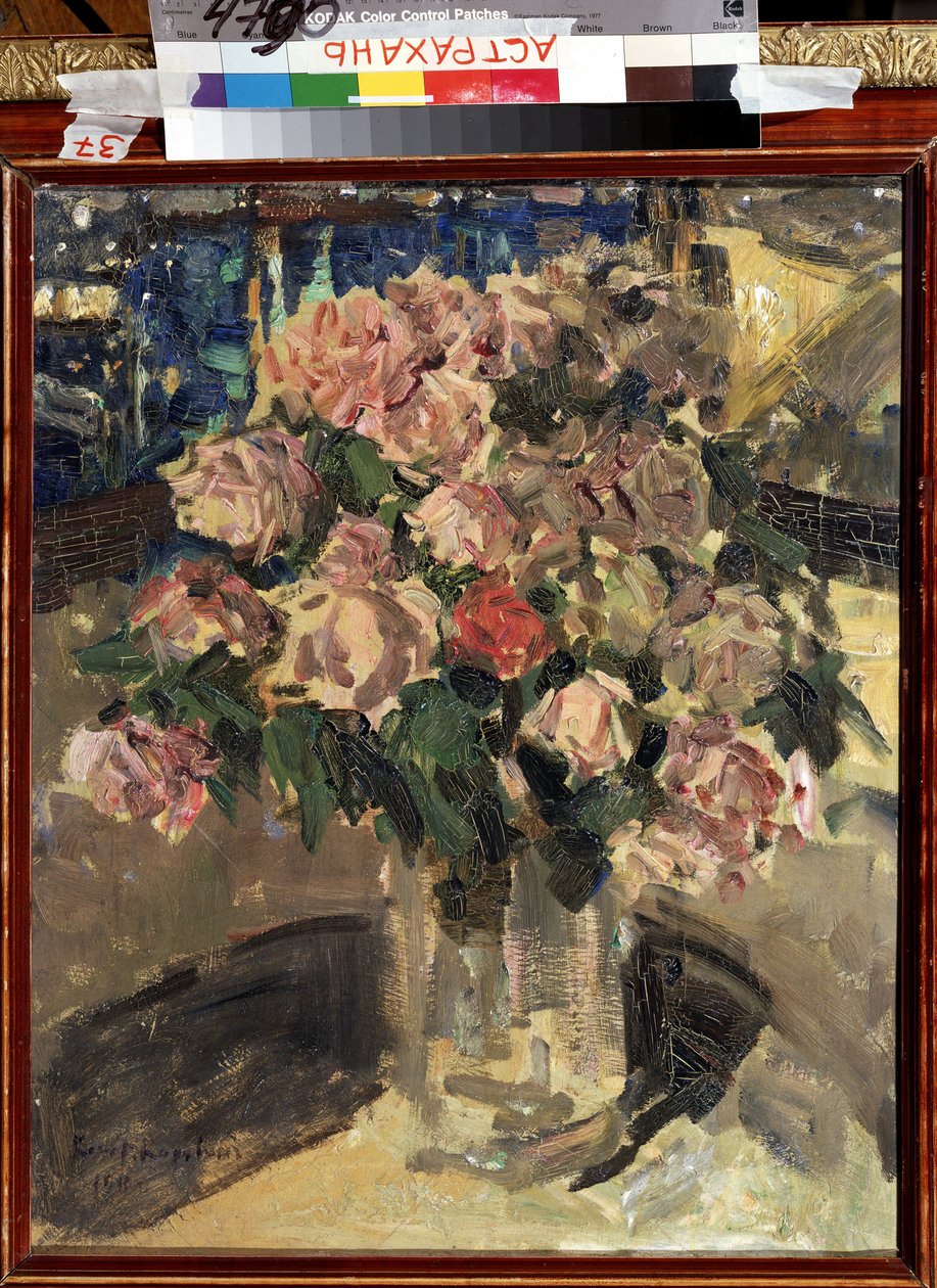 Růže (růže). Zátiší, kytice květin. Obraz Konstantina Alexejeviče Korovina (Constantin Korovin) (1861-1939), olej na plátně 1910. Ruské umění, moderní, počátek 20. století. Státní umělecká galerie B. Kustodiev, Astrachaň (Rusko). od Konstantin Alekseevich Korovin