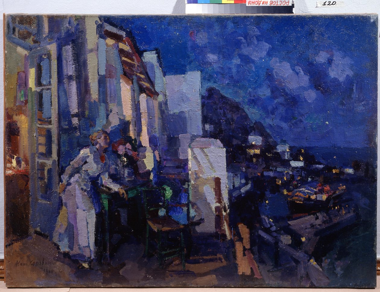 Večer na verandě. Žena využívá panorama města, které se před její terasou rozprostírá do noci. Obraz Konstantina Alexejeviče Korovina (Constantin Korovin) (1861-1939), olej na plátně od Konstantin Alekseevich Korovin