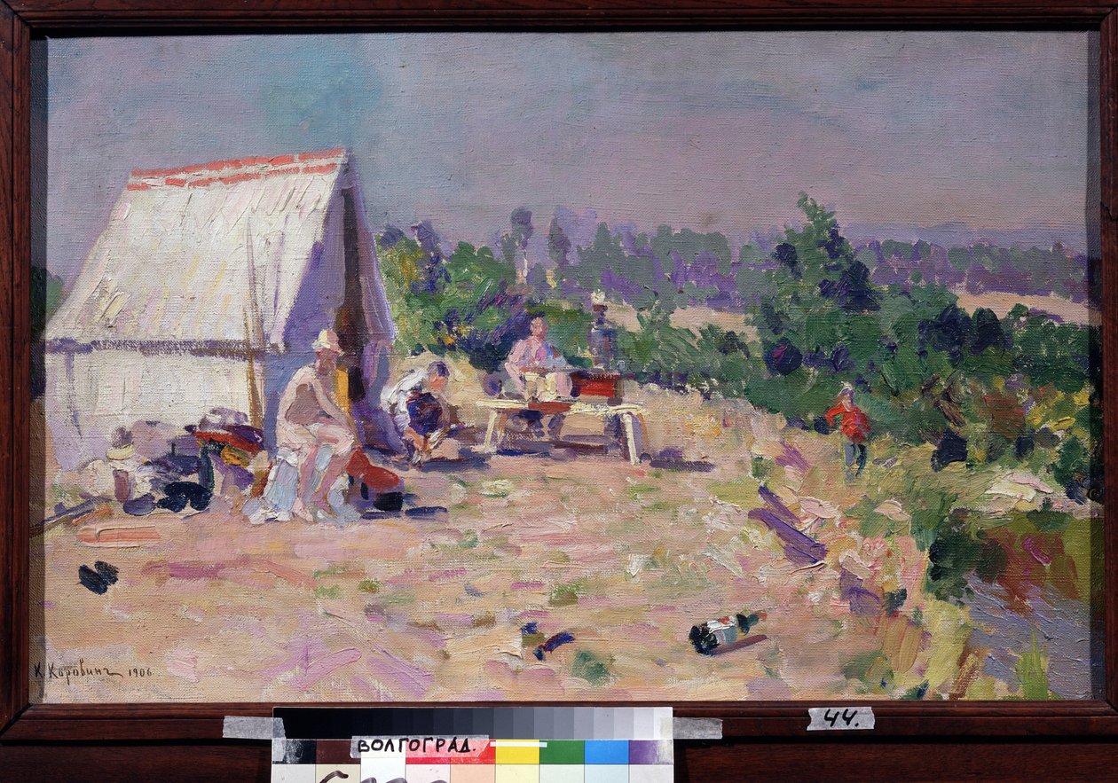Piknik (piknik). (Na pikniku). Scéna rodinného života, na okraji řeky, stan a nějaký skládací nábytek jsou instalovány na slunci, pro venkovní oběd a den odpočinku. Po zemi se válely nějaké odpadky. Malování z od Konstantin Alekseevich Korovin