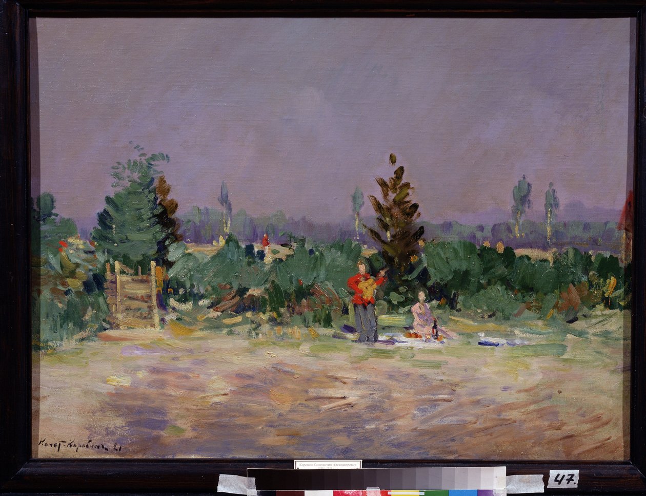 Horký den u Moskvy (A Horký den u Moskvy). Pár na pikniku v přírodě, muž stojící hraje na kytaru. Obraz Konstantina Alexejeviče Korovina (Constantin Korovin) (1861-1939), olej na plátně od Konstantin Alekseevich Korovin