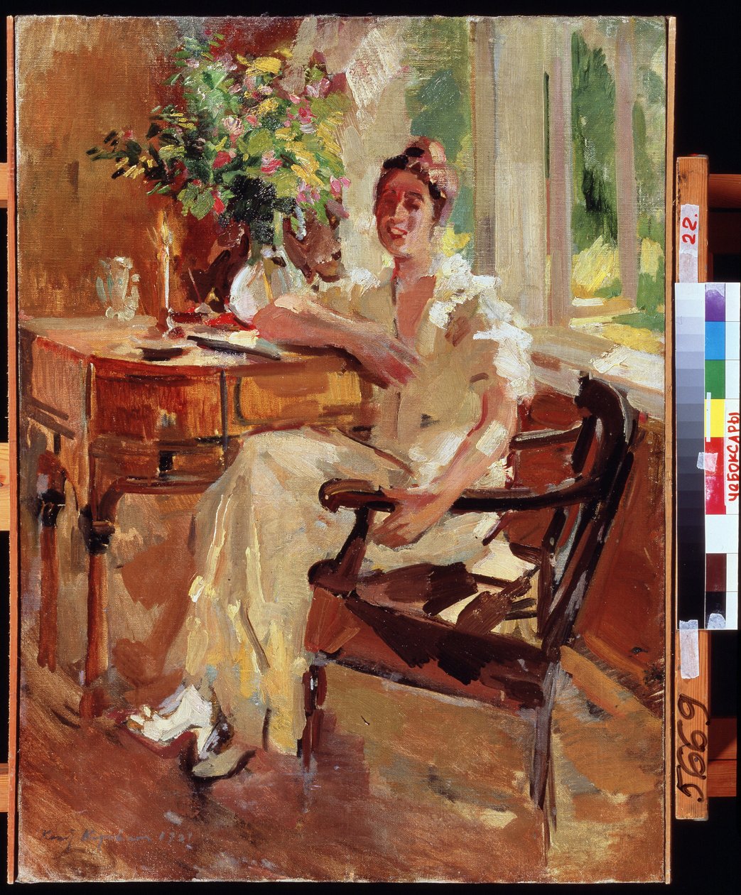 Žena v křesle (Dáma v křesle). Portrét veselé mladé ženy, opírající se o stůl, s kyticí květin. Obraz Konstantina Alexejeviče Korovina (Constantin Korovin) (1861-1939), olej na plátně od Konstantin Alekseevich Korovin